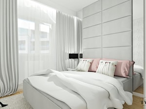 Mieszkanie w Łodzi - Średnia biała sypialnia z balkonem / tarasem - zdjęcie od Klaudia Tworo Projektowanie Wnętrz