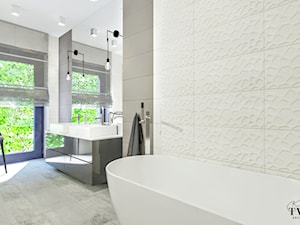 Dom w Sopocie - Średnia z dwoma umywalkami z marmurową podłogą z punktowym oświetleniem łazienka z oknem - zdjęcie od Klaudia Tworo Projektowanie Wnętrz
