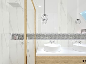 Dom w Jarocinie - Mała na poddaszu z lustrem z dwoma umywalkami z punktowym oświetleniem łazienka z oknem, styl nowoczesny - zdjęcie od Klaudia Tworo Projektowanie Wnętrz