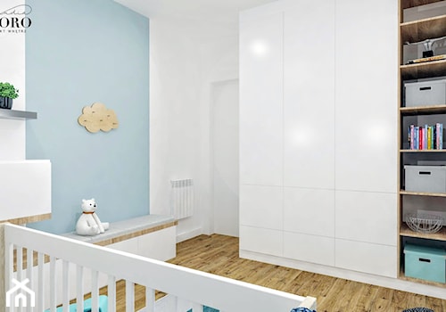 Średni biały niebieski pokój dziecka dla niemowlaka dla chłopca dla dziewczynki, styl skandynawski - zdjęcie od Klaudia Tworo Projektowanie Wnętrz