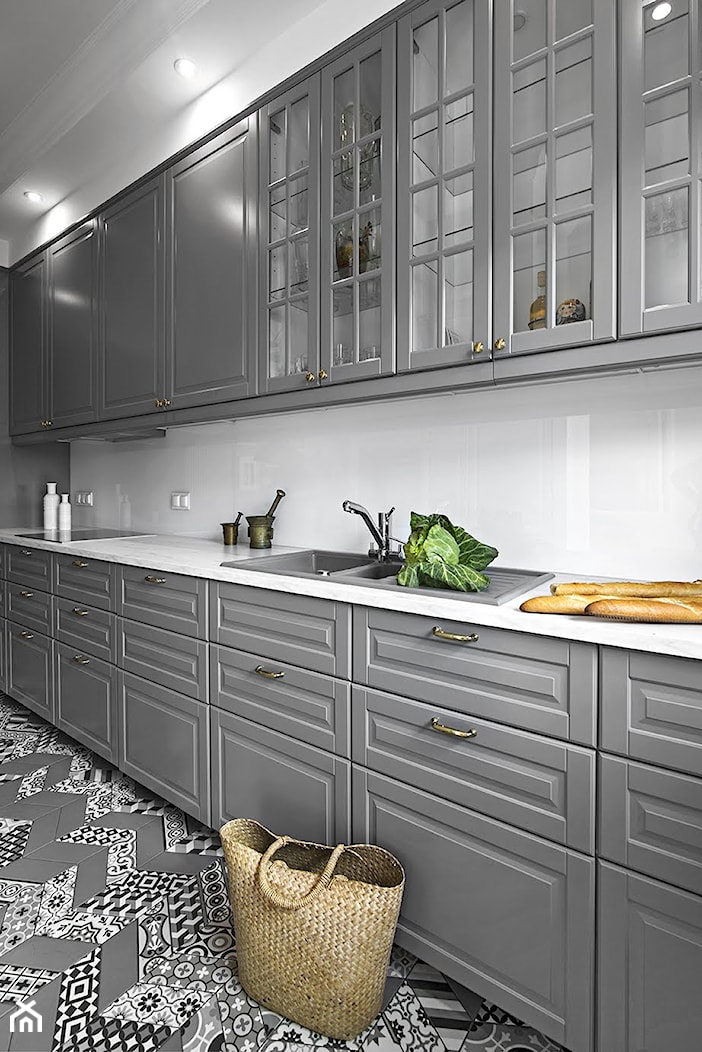 Klasyczna szara kuchnia ze szprosami - zdjęcie od Klaudia Tworo Projektowanie Wnętrz - Homebook