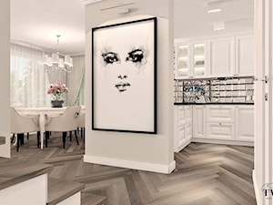 Dom w Aurorach - Średnia otwarta z salonem biała z lodówką wolnostojącą kuchnia w kształcie litery u z oknem, styl glamour - zdjęcie od Klaudia Tworo Projektowanie Wnętrz