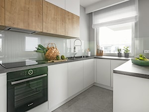 Radomsko - Średnia otwarta biała z zabudowaną lodówką z nablatowym zlewozmywakiem kuchnia w kształcie litery u z oknem - zdjęcie od Klaudia Tworo Projektowanie Wnętrz