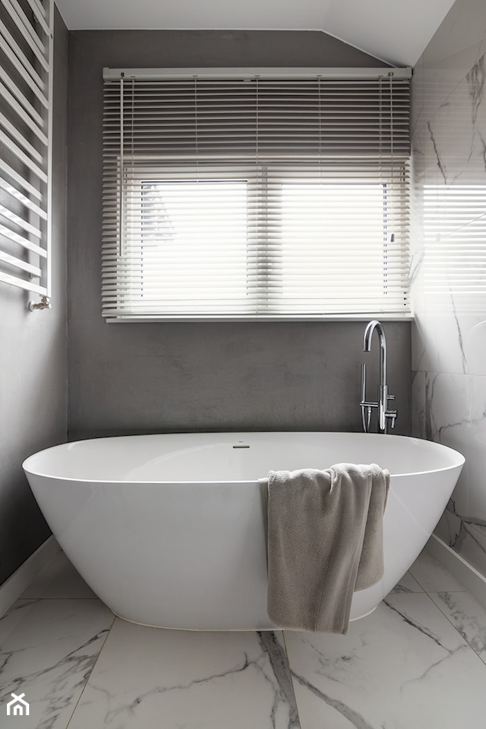 Duchnice - Dom - Mała łazienka z oknem - zdjęcie od Klaudia Tworo Projektowanie Wnętrz - Homebook