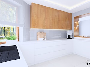 Kuchnia - Dom Gać Warcka - Średnia zamknięta z kamiennym blatem biała z lodówką wolnostojącą z nablatowym zlewozmywakiem kuchnia w kształcie litery g z oknem, styl minimalistyczny - zdjęcie od Klaudia Tworo Projektowanie Wnętrz