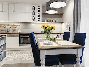 Biała stylizowana kuchnia z motywem rustykalnym - zdjęcie od Klaudia Tworo Projektowanie Wnętrz
