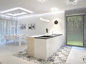 Dom w Sopocie - Średnia otwarta z salonem z kamiennym blatem biała z zabudowaną lodówką z podblatowym zlewozmywakiem kuchnia dwurzędowa z oknem - zdjęcie od Klaudia Tworo Projektowanie Wnętrz
