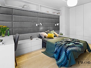 Żoliborz Artystyczny - Średnia biała szara z panelami tapicerowanymi sypialnia - zdjęcie od Klaudia Tworo Projektowanie Wnętrz