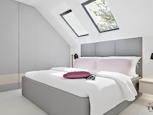 Dom w Sopocie - Średnia biała sypialnia na poddaszu - zdjęcie od Klaudia Tworo Projektowanie Wnętrz
