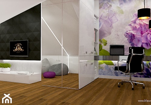 DOM Z ZIELENI - Małe z zabudowanym biurkiem białe biuro - zdjęcie od Klaudia Tworo Projektowanie Wnętrz