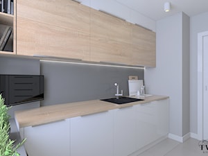 Mieszkanie w Konstantynowie Łódzkim - Mała z salonem szara z zabudowaną lodówką z podblatowym zlewozmywakiem kuchnia jednorzędowa z oknem, styl nowoczesny - zdjęcie od Klaudia Tworo Projektowanie Wnętrz
