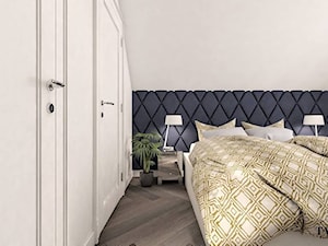 Dom w Aurorach - Mała biała niebieska z panelami tapicerowanymi sypialnia na poddaszu, styl glamour - zdjęcie od Klaudia Tworo Projektowanie Wnętrz