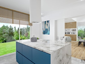 Dom w Jarocinie - Duża otwarta biała z zabudowaną lodówką kuchnia z wyspą lub półwyspem z oknem, styl nowoczesny - zdjęcie od Klaudia Tworo Projektowanie Wnętrz