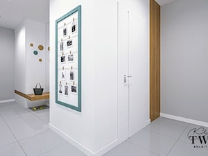 Mieszkanie w Łodzi_2 - Średni z wieszakiem biały szary hol / przedpokój - zdjęcie od Klaudia Tworo Projektowanie Wnętrz
