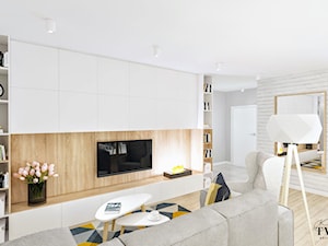 Dom Domiechowice - Mały biały salon z bibiloteczką - zdjęcie od Klaudia Tworo Projektowanie Wnętrz