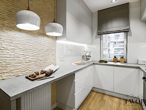 Żoliborz Artystyczny - Średnia z kamiennym blatem z zabudowaną lodówką kuchnia w kształcie litery u z oknem - zdjęcie od Klaudia Tworo Projektowanie Wnętrz