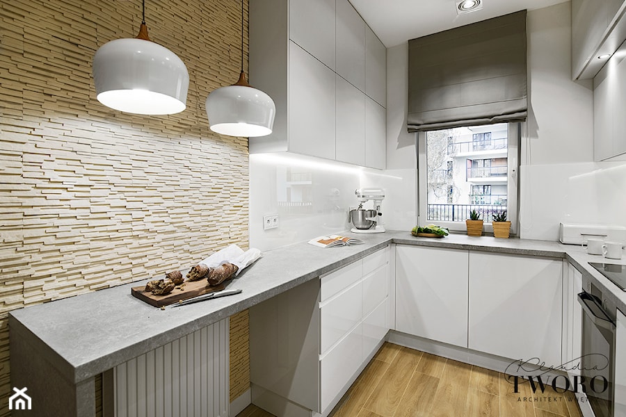 Żoliborz Artystyczny - Średnia z kamiennym blatem z zabudowaną lodówką kuchnia w kształcie litery u z oknem - zdjęcie od Klaudia Tworo Projektowanie Wnętrz