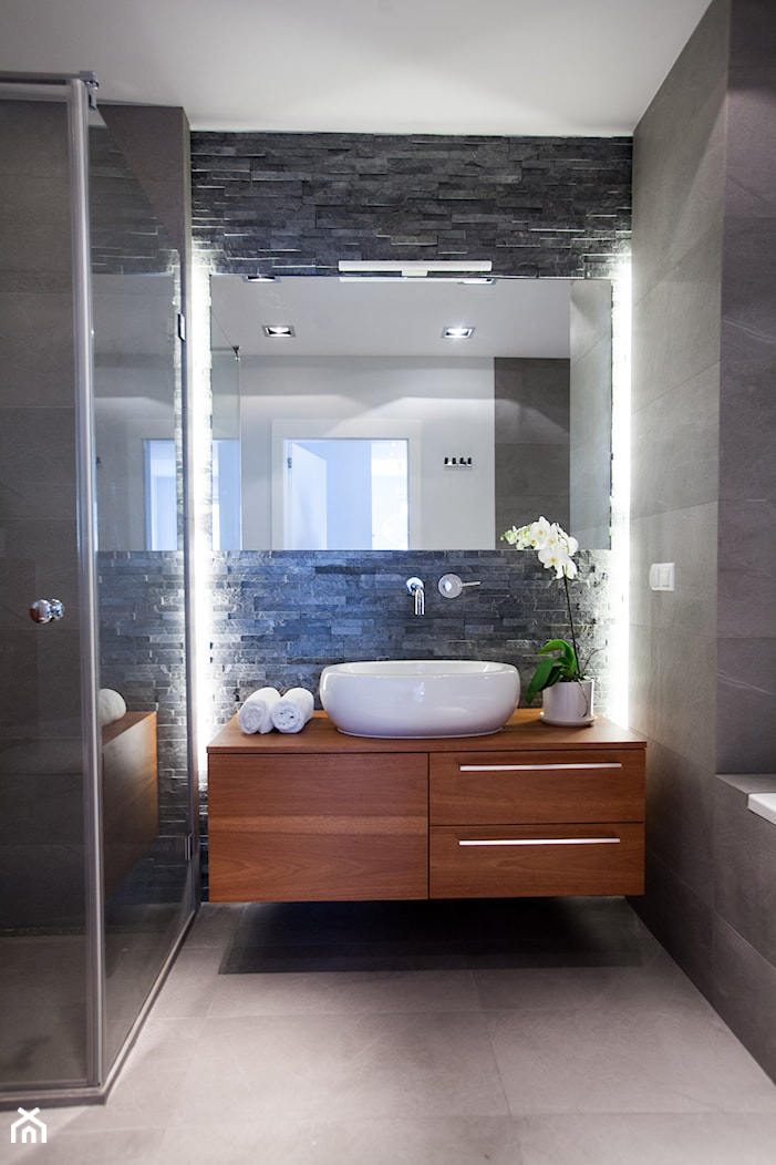 Odważne kolory - Mała łazienka, styl nowoczesny - zdjęcie od Pracownia Architektoniczna Małgorzaty Górskiej-Niwińskiej - Homebook