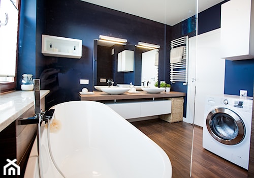 Odważne kolory - Średnia z pralką / suszarką z dwoma umywalkami łazienka z oknem - zdjęcie od Pracownia Architektoniczna Małgorzaty Górskiej-Niwińskiej