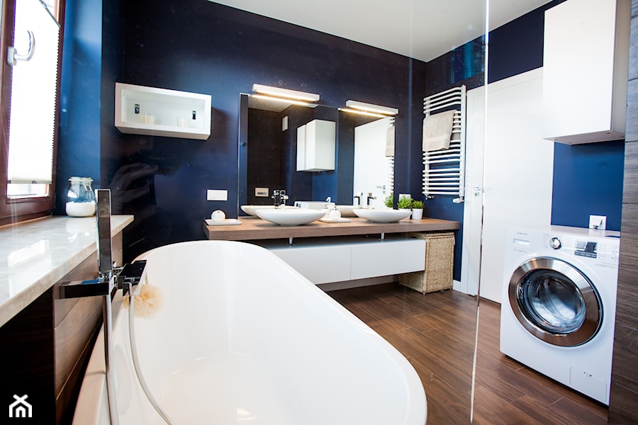 Odważne kolory - Średnia z pralką / suszarką z dwoma umywalkami łazienka z oknem - zdjęcie od Pracownia Architektoniczna Małgorzaty Górskiej-Niwińskiej