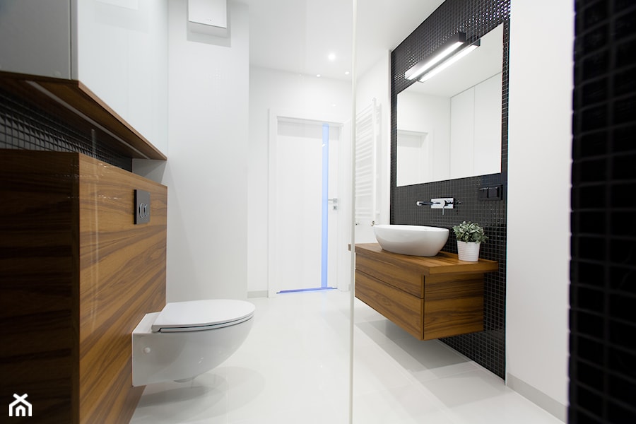 Czarno białe - Mała z punktowym oświetleniem łazienka, styl nowoczesny - zdjęcie od Pracownia Architektoniczna Małgorzaty Górskiej-Niwińskiej