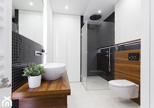 Czarno białe - Średnia bez okna z punktowym oświetleniem łazienka, styl nowoczesny - zdjęcie od Pracownia Architektoniczna Małgorzaty Górskiej-Niwińskiej