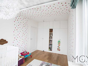 Szczypta kolorów - Średni biały pokój dziecka dla niemowlaka dla chłopca dla dziewczynki, styl nowoczesny - zdjęcie od Pracownia Architektoniczna Małgorzaty Górskiej-Niwińskiej