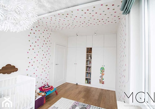 Szczypta kolorów - Średni biały pokój dziecka dla niemowlaka dla chłopca dla dziewczynki, styl nowoczesny - zdjęcie od Pracownia Architektoniczna Małgorzaty Górskiej-Niwińskiej