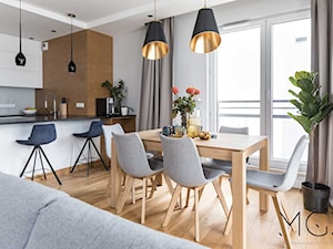 Szczypta kolorów - Mały biały salon z kuchnią z jadalnią, styl nowoczesny - zdjęcie od Pracownia Architektoniczna Małgorzaty Górskiej-Niwińskiej