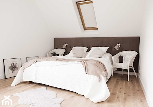 Skandynawski klimat - Mała biała sypialnia na poddaszu, styl skandynawski - zdjęcie od Pracownia Architektoniczna Małgorzaty Górskiej-Niwińskiej