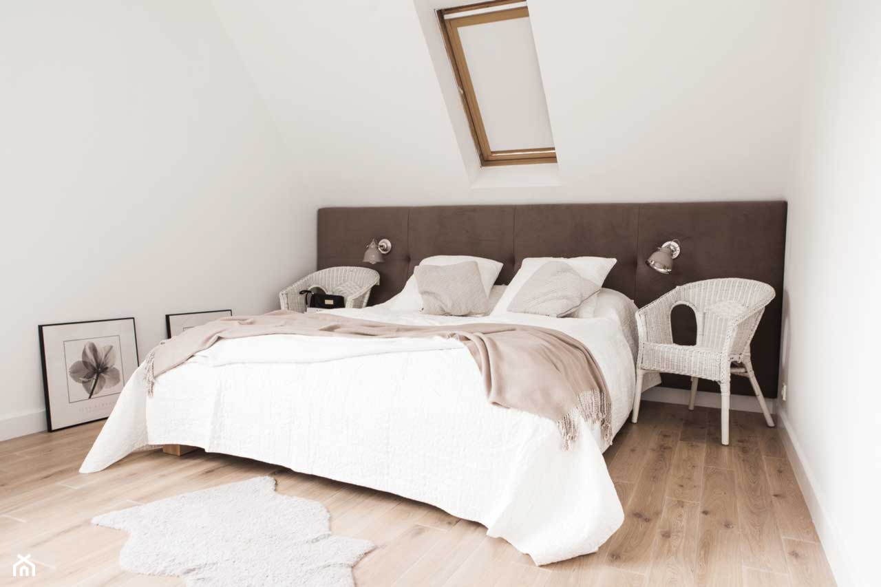 Skandynawski klimat - Mała biała sypialnia na poddaszu, styl skandynawski - zdjęcie od Pracownia Architektoniczna Małgorzaty Górskiej-Niwińskiej - Homebook