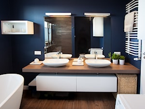 Odważne kolory - Średnia z pralką / suszarką z dwoma umywalkami łazienka - zdjęcie od Pracownia Architektoniczna Małgorzaty Górskiej-Niwińskiej