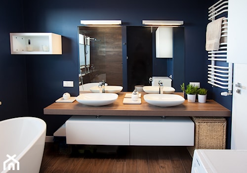 Odważne kolory - Średnia z pralką / suszarką z dwoma umywalkami łazienka - zdjęcie od Pracownia Architektoniczna Małgorzaty Górskiej-Niwińskiej