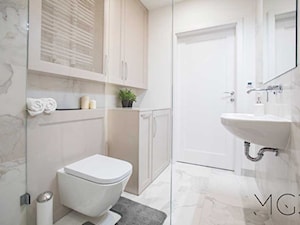 Apartament na Mokotowie - Mała bez okna z marmurową podłogą łazienka, styl tradycyjny - zdjęcie od Pracownia Architektoniczna Małgorzaty Górskiej-Niwińskiej
