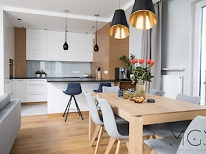 Szczypta kolorów - Średnia biała szara jadalnia w salonie w kuchni, styl nowoczesny - zdjęcie od Pracownia Architektoniczna Małgorzaty Górskiej-Niwińskiej