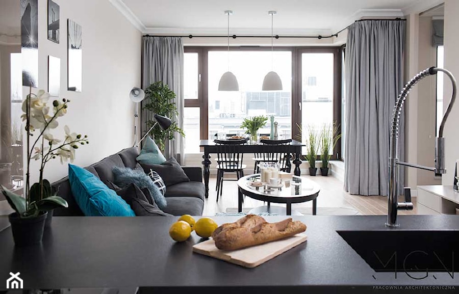 Apartament na Mokotowie - Średni beżowy szary salon z kuchnią z jadalnią, styl tradycyjny - zdjęcie od Pracownia Architektoniczna Małgorzaty Górskiej-Niwińskiej