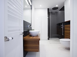 Czarno białe - Średnia na poddaszu bez okna łazienka, styl nowoczesny - zdjęcie od Pracownia Architektoniczna Małgorzaty Górskiej-Niwińskiej