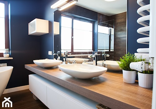 Odważne kolory - Duża z dwoma umywalkami łazienka z oknem - zdjęcie od Pracownia Architektoniczna Małgorzaty Górskiej-Niwińskiej