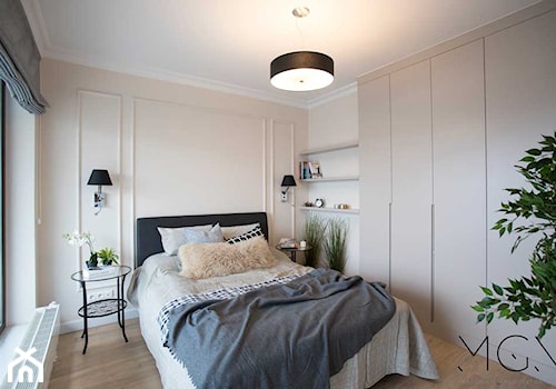Apartament na Mokotowie - Średnia beżowa biała sypialnia, styl tradycyjny - zdjęcie od Pracownia Architektoniczna Małgorzaty Górskiej-Niwińskiej