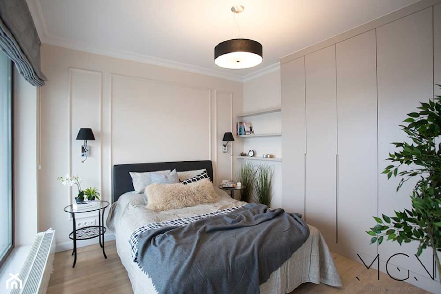 Apartament na Mokotowie - Średnia beżowa biała sypialnia, styl tradycyjny - zdjęcie od Pracownia Architektoniczna Małgorzaty Górskiej-Niwińskiej
