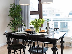 Apartament na Mokotowie - Średnia szara jadalnia w salonie, styl tradycyjny - zdjęcie od Pracownia Architektoniczna Małgorzaty Górskiej-Niwińskiej