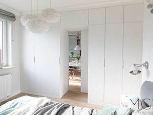 Miętowe dodatki - Średnia biała sypialnia, styl nowoczesny - zdjęcie od Pracownia Architektoniczna Małgorzaty Górskiej-Niwińskiej