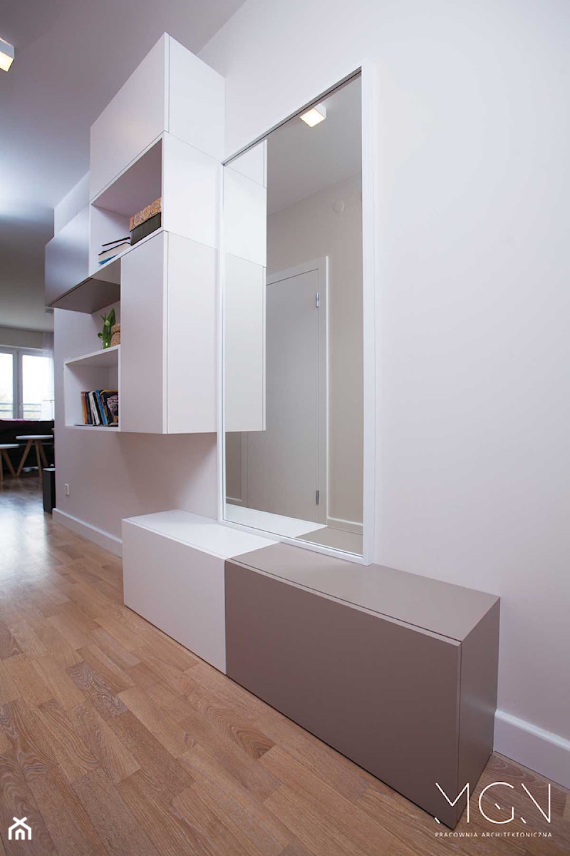 Średni biały hol / przedpokój, styl nowoczesny - zdjęcie od Pracownia Architektoniczna Małgorzaty Górskiej-Niwińskiej