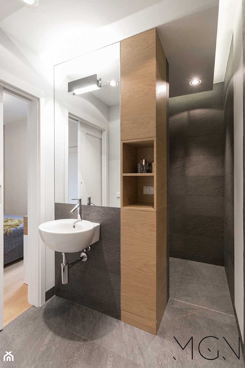 Szczypta kolorów - Mała bez okna z punktowym oświetleniem łazienka, styl nowoczesny - zdjęcie od Pracownia Architektoniczna Małgorzaty Górskiej-Niwińskiej