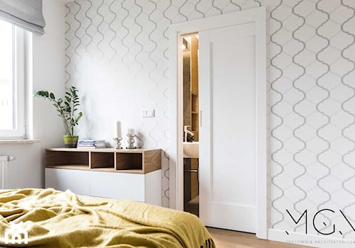 Szczypta kolorów - Średnia biała sypialnia z łazienką, styl nowoczesny - zdjęcie od Pracownia Architektoniczna Małgorzaty Górskiej-Niwińskiej