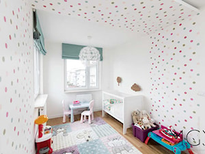 Szczypta kolorów - Średni biały pokój dziecka dla niemowlaka dla chłopca dla dziewczynki, styl nowo ... - zdjęcie od Pracownia Architektoniczna Małgorzaty Górskiej-Niwińskiej