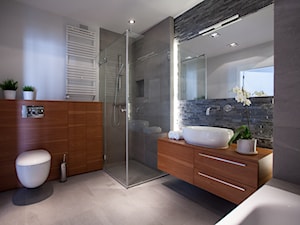 Odważne kolory - Średnia łazienka z oknem, styl nowoczesny - zdjęcie od Pracownia Architektoniczna Małgorzaty Górskiej-Niwińskiej