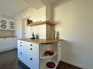 Mieszkanie w stylu skandynawskim - Średnia zamknięta beżowa biała z zabudowaną lodówką kuchnia dwurzędowa, styl skandynawski - zdjęcie od Koncept Beautiful Inside inż. Szymon Kamiński