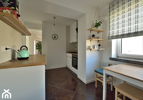 Mieszkanie w stylu skandynawskim - Średnia zamknięta biała z zabudowaną lodówką z lodówką wolnostojącą z nablatowym zlewozmywakiem kuchnia dwurzędowa z oknem, styl skandynawski - zdjęcie od Koncept Beautiful Inside inż. Szymon Kamiński