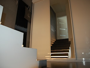 Monochromatyczne mieszkanie dla młodego małżeństwa - Schody, styl minimalistyczny - zdjęcie od Koncept Beautiful Inside inż. Szymon Kamiński